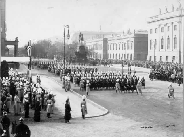 Parade Unter den Linden in Berlin